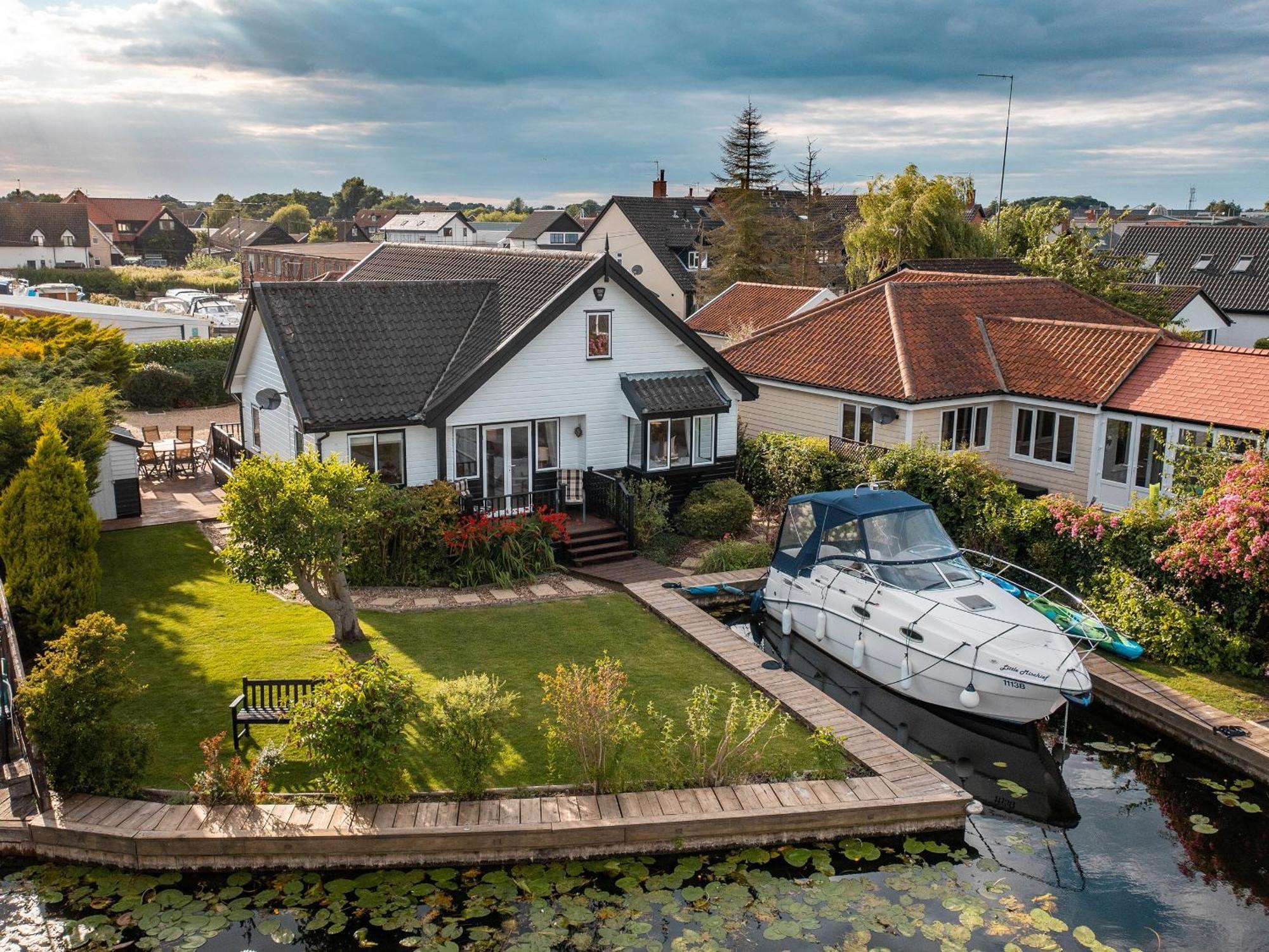 4 Smart Cottages Near Hoveton Hall Gardens Worth Booking