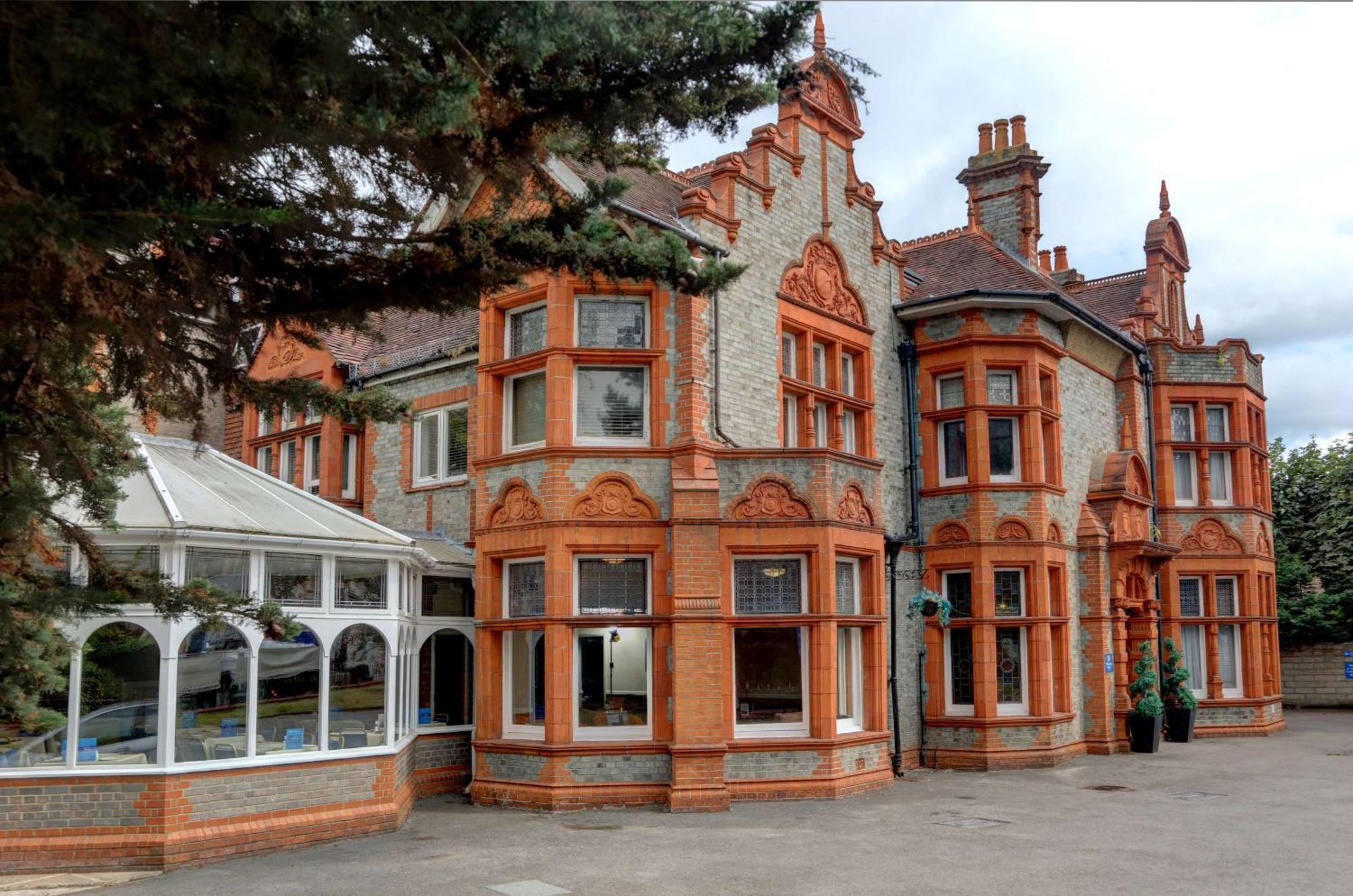 6 Hotels in North Wessex Downs for Every Type of Trip